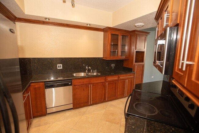 Building Photo - Walk-Up Townhouse in Downtown SD -  Dual Master 2 Bed 3 Bath with Brand New Flooring!