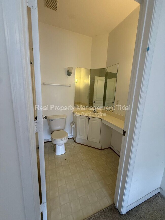 Building Photo - 5813 Ludington Dr