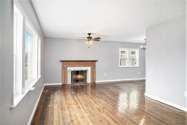 Building Photo - Rehabbed Home Im West Glen Park