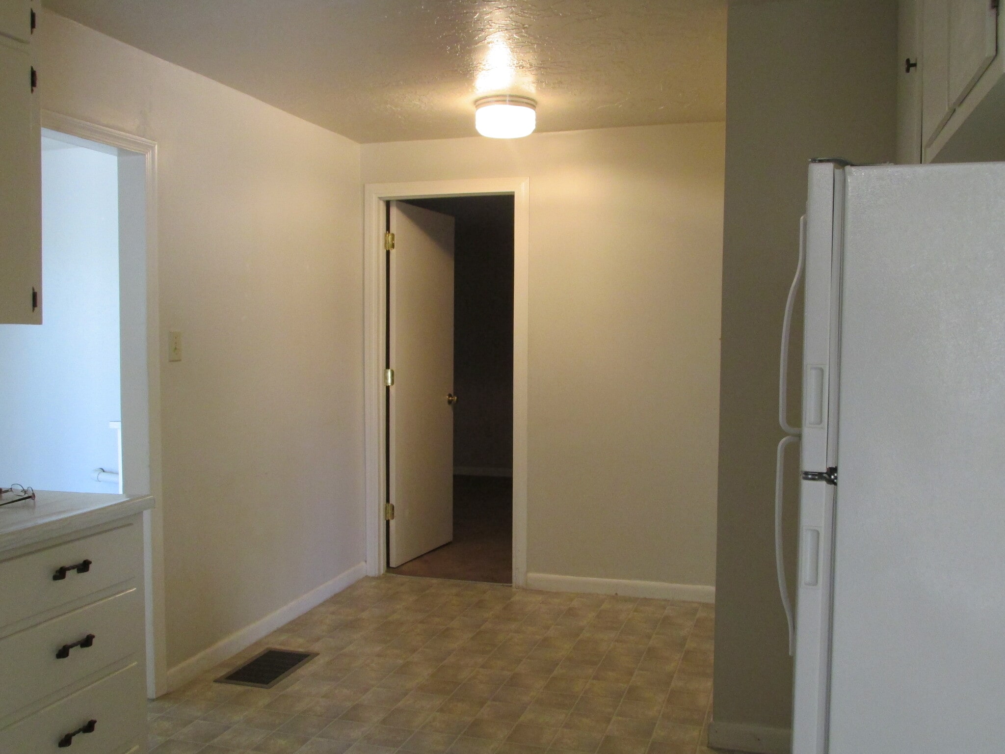Building Photo - 420 W Rocalla Ave