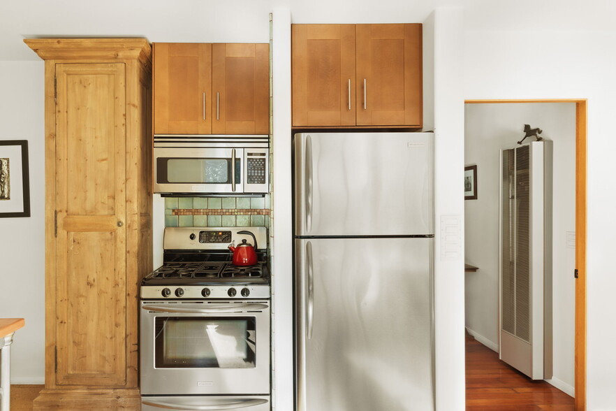 Kitchen Stove & Refrigerator - 1333 6th Ave