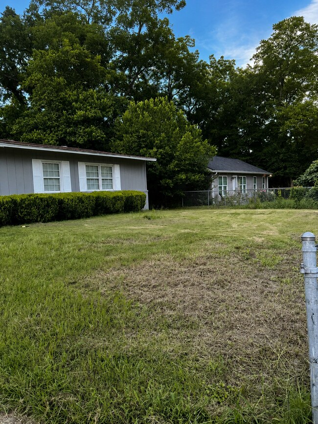 Building Photo - 2435 Thrasher Ave