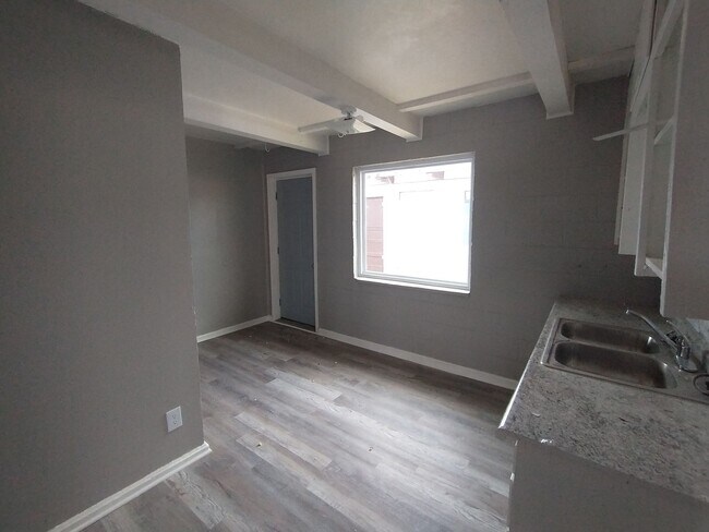 Building Photo - $575 - 1 bed 1 bath - Duplex located in th...