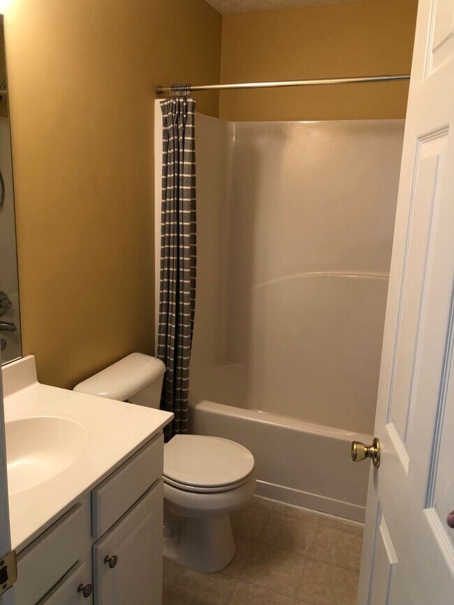 Building Photo - 3 bed/ 3 bath Townhouse