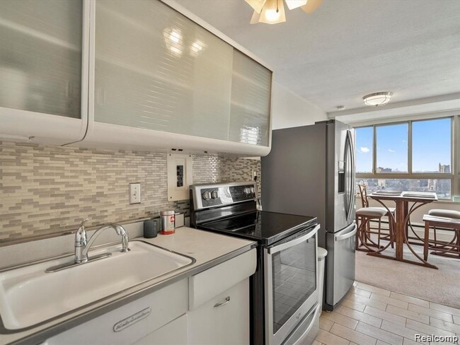 Building Photo - 8900 E Jefferson Ave