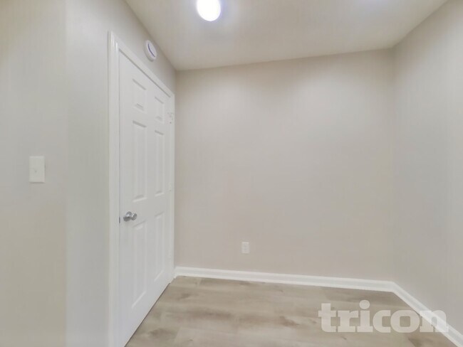 Building Photo - 5021 Meadow Trce