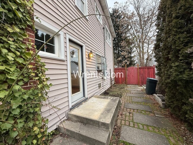 Building Photo - Beautiful 3 bed 2 bath updated home! Half off first months rent!