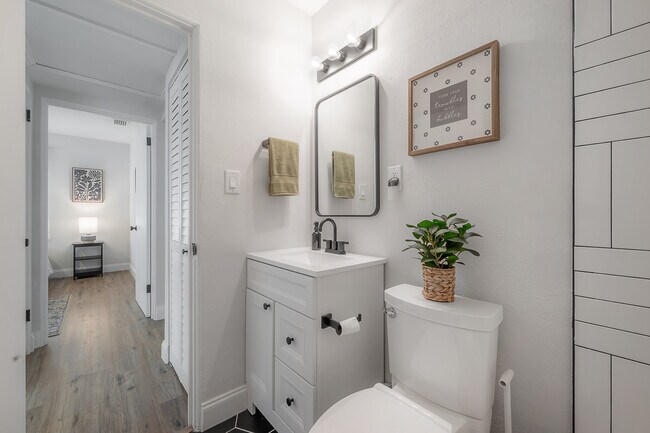 Building Photo - 2400 34th Ave N