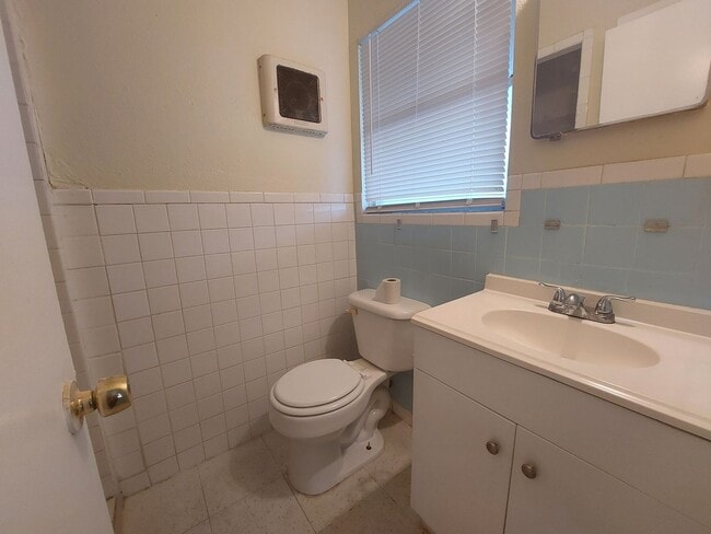 Building Photo - 3 Bedroom 2 Bath with Bonus Room near Broo...