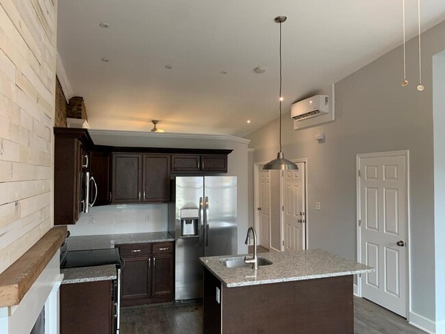 Building Photo - 293 Lark St