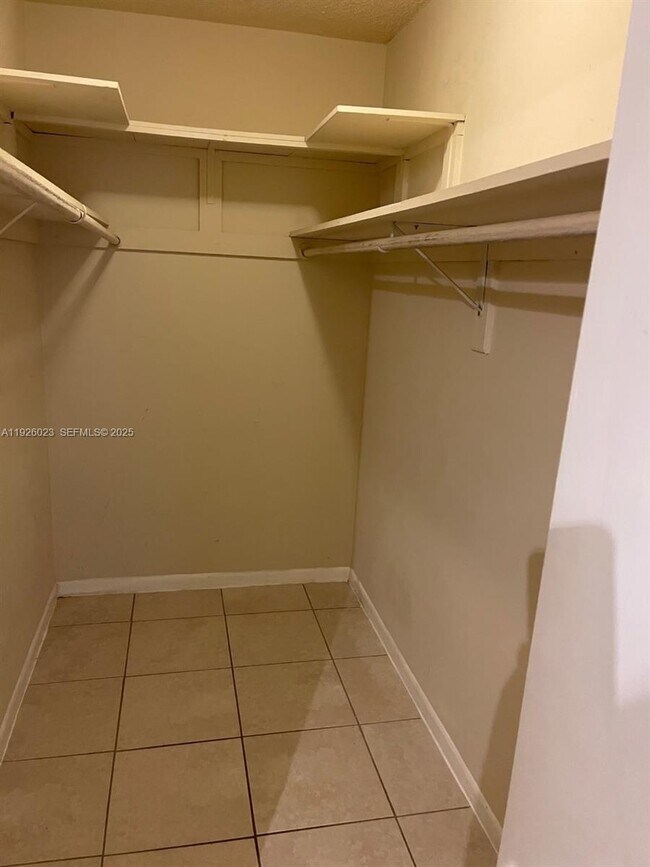 Building Photo - 718 SW 7th St