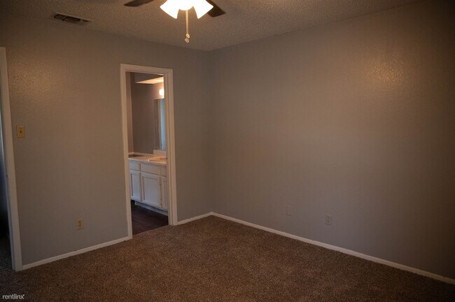Building Photo - 2 br, 1 bath Townhome - 5803 Shadydell Dr