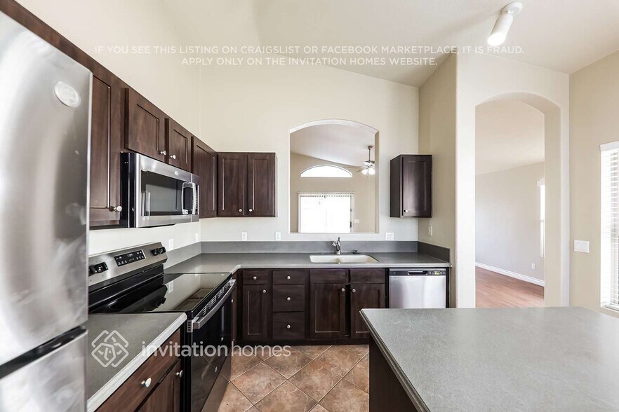 Building Photo - 2406 S Navajo Way