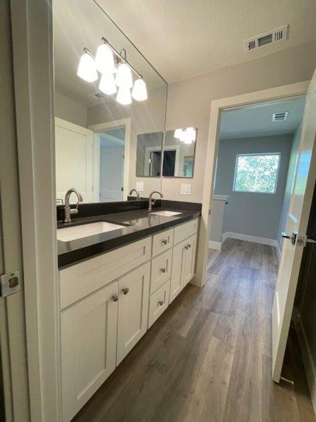Building Photo - Tahoe Park 2 Bedroom Near UC Davis Med Center
