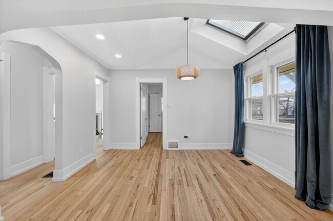 Building Photo - Platt Park Classic! 4 Beds, 2 Bath - Fully remodeled! Don't miss out on this one!