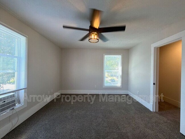 Building Photo - 926 A St