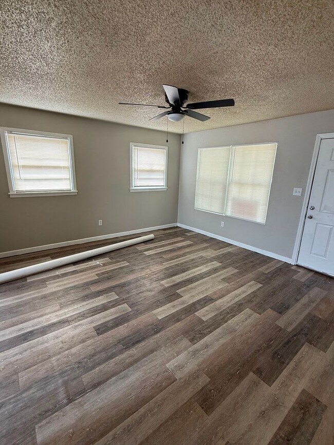 Building Photo - $0 First Month's Rent / $0 Deposit at Move-in