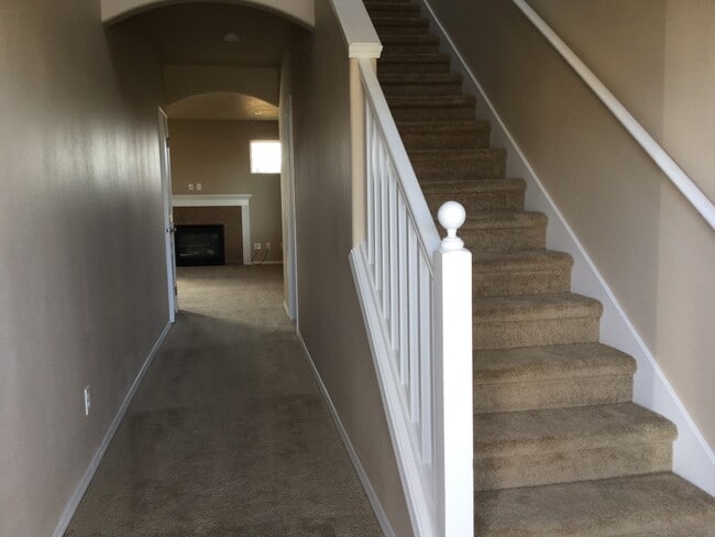 Building Photo - PETS CONSIDERED!! 1743 Sq Ft, 3 Bdrm, 2.5 ...