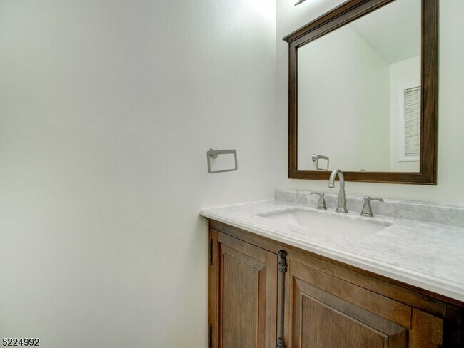 Building Photo - 402 Marten Rd
