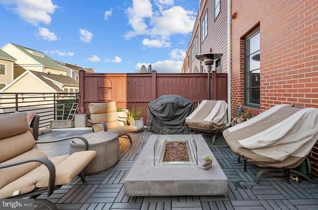 Building Photo - 710 E Howell Ave