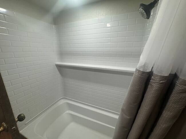 Building Photo - 2 Bed | 1 Bath | Approx. 1,035 Sq Ft
