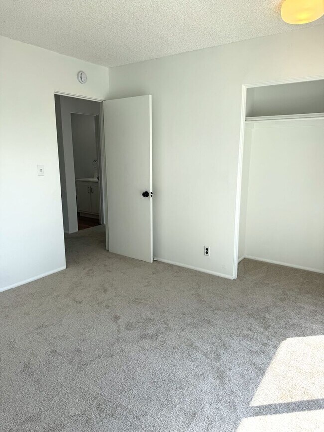 Building Photo - Koko Isle Circle - 3 bedroom, 2 full bath, 1 half bath with two car carport