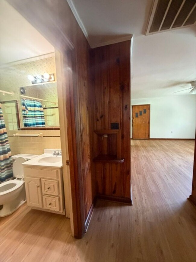 Building Photo - 2 Bedroom, 1 Bath home nestled in the heart of Maryville city in historic Sunset View.