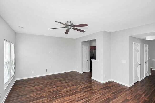 Building Photo - 2BD/2.5BA End Unit Townhome in Blakeney Greens!