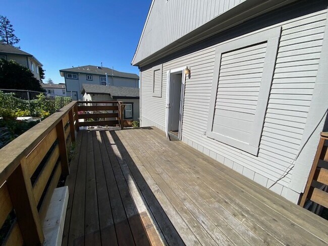 Building Photo - LUO-2538-2540 Highland Ave