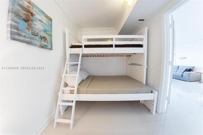 Building Photo - 5601 Collins Ave