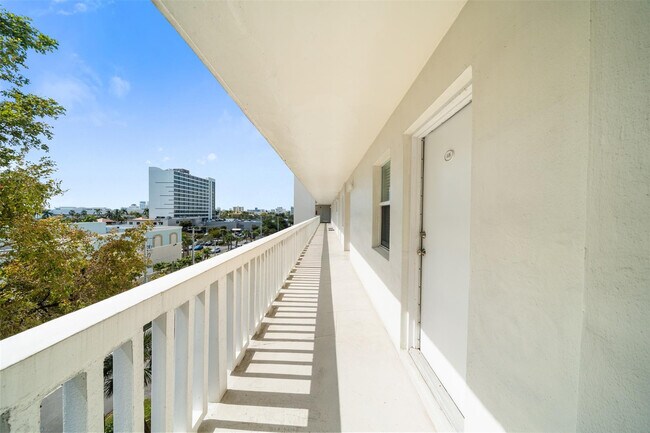 Building Photo - 2555 NE 11th St