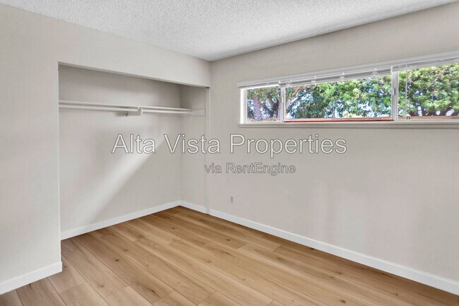 Building Photo - 5633 Scripps St