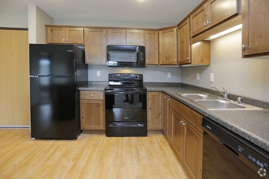 2BR, 2BA - 921 SF - Avon Estates Apartment Homes