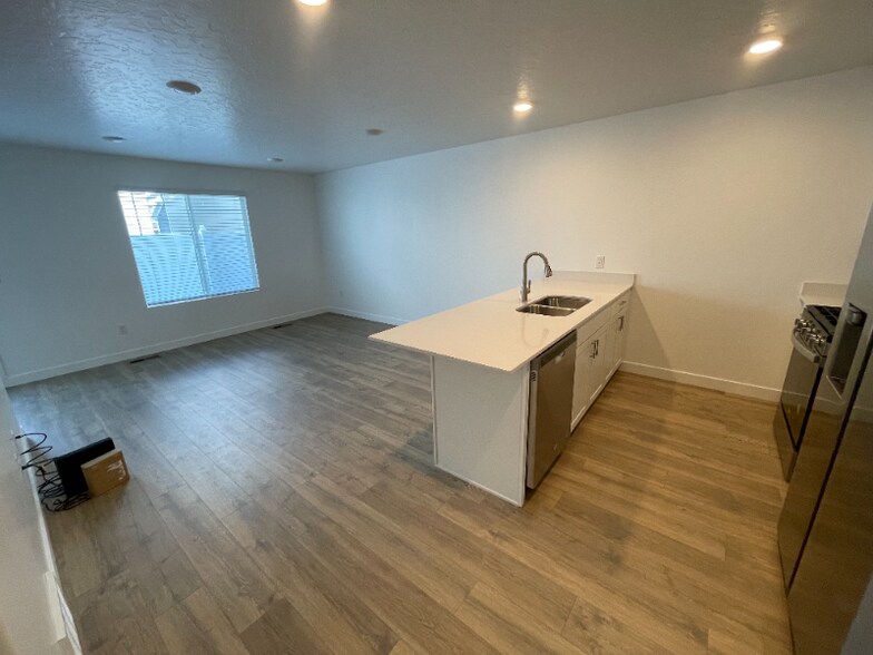 Building Photo - 1126 E Trident Dr