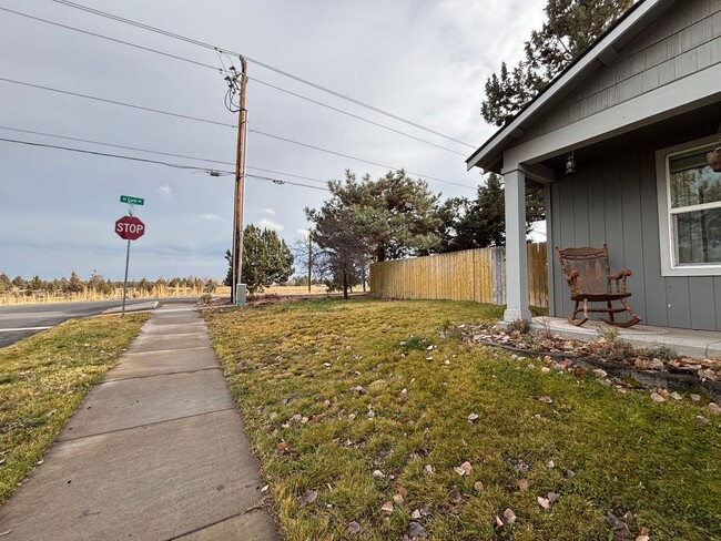 Building Photo - 2 Bed/1 Bath Home With Large and Fully Fen...