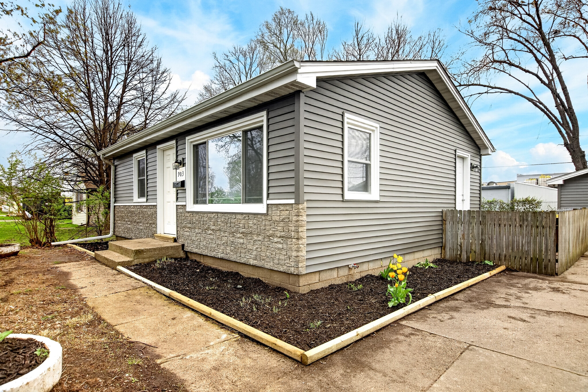 Building Photo - 903 Merrill Ave