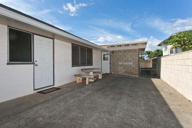 Building Photo - 4 BD 2.5 BA w/ Large Driveway & Yard