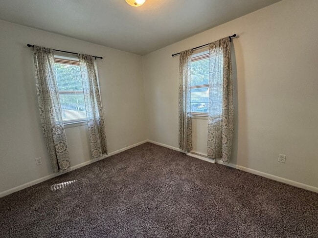 Building Photo - Now Renting in Springfield: 3 Bed and 1 Ba...