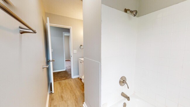Building Photo - 3 Bedroom/1 bathroom renovated townhouse.