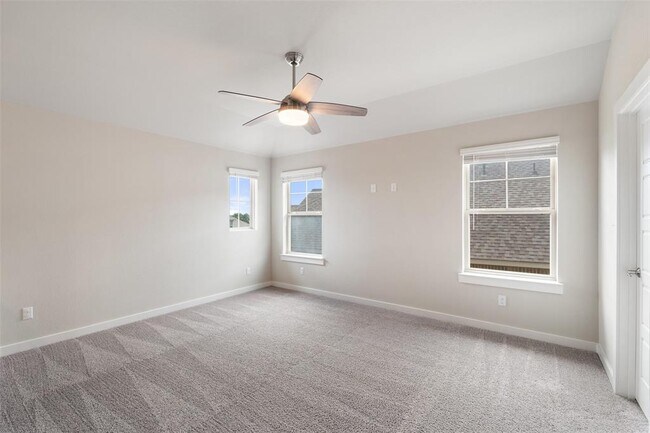 Building Photo - 336 Saturnia Dr