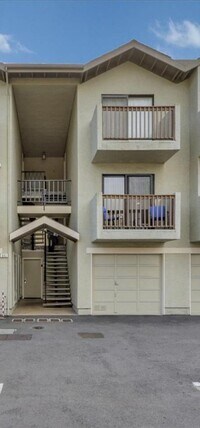 Building Photo - Remodeled unit with views
