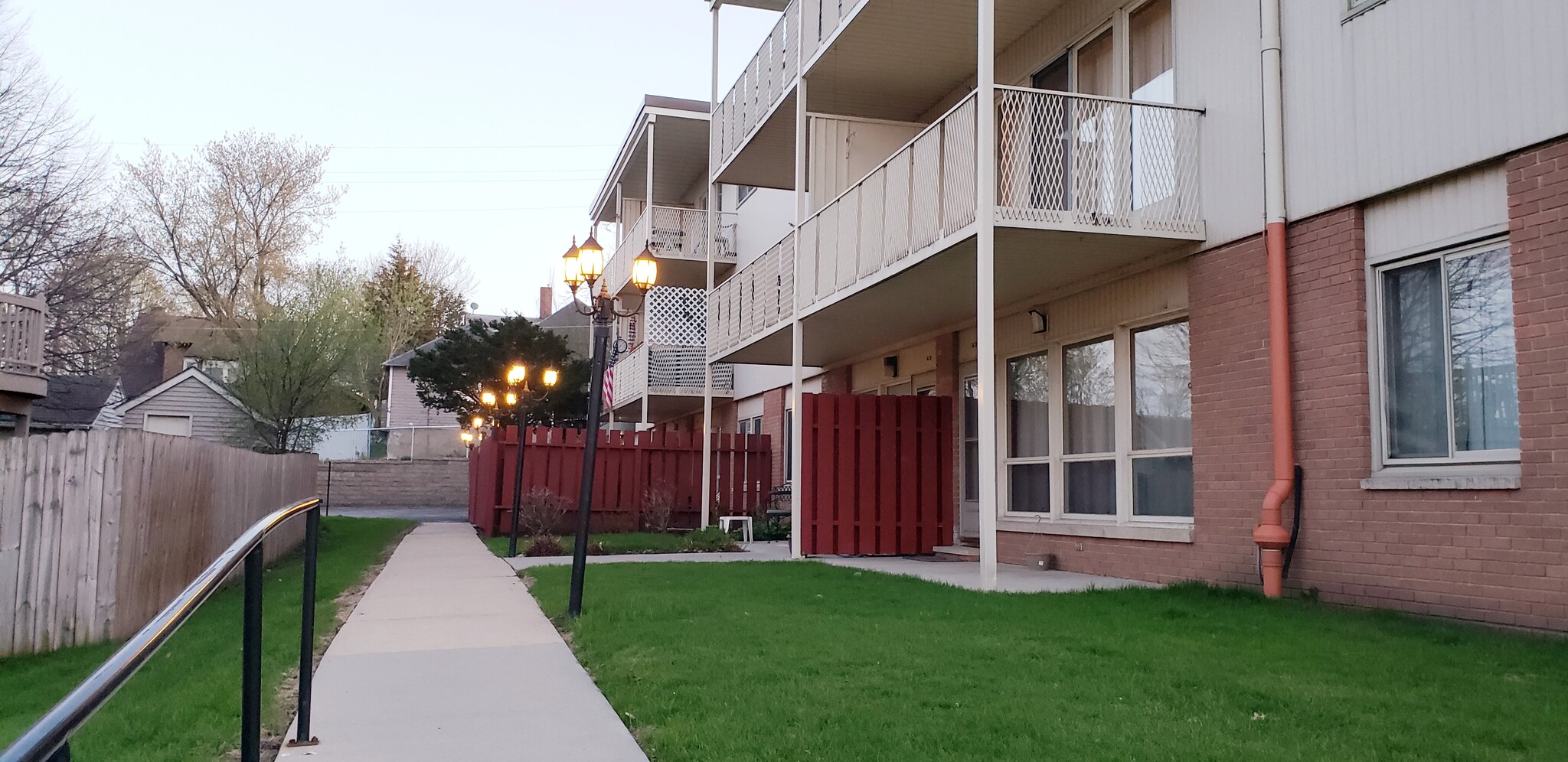 Side View - 410 6th Ave SW