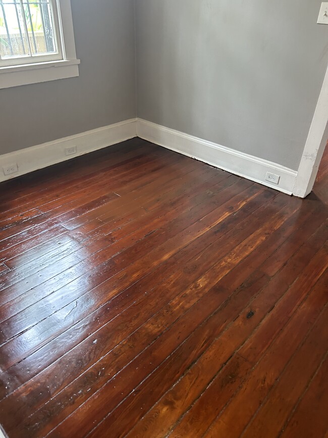 Building Photo - 935 N Roman St