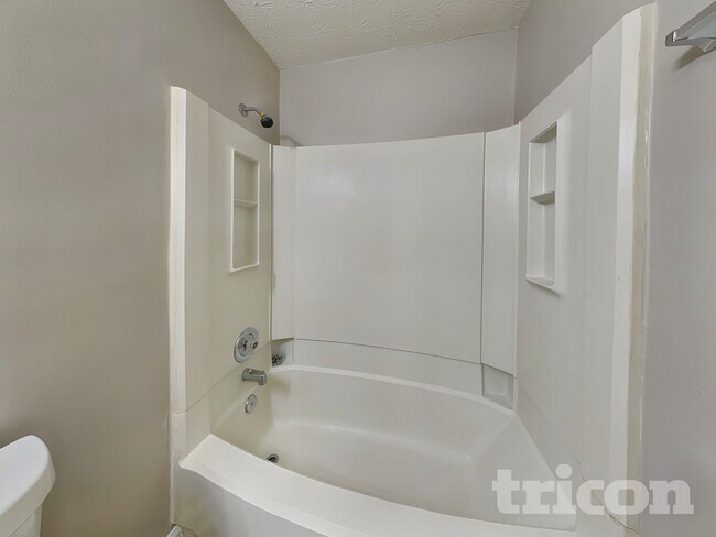 Building Photo - 868 Ashwood Crossing