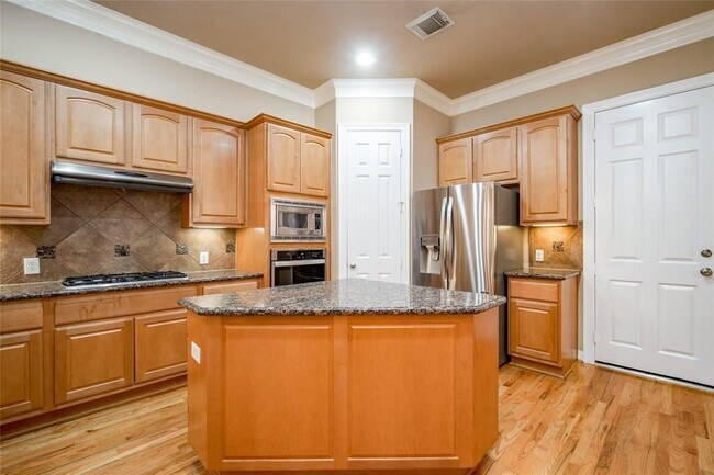 Building Photo - 2906 Royal Oaks Crest