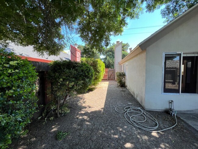 Building Photo - Floyd Ave - Duplex
