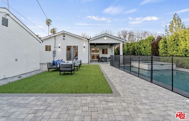 Building Photo - 19148 W Oxnard St