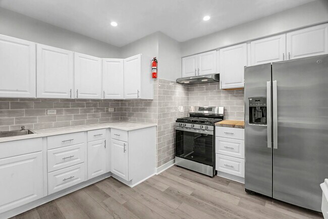 Building Photo - 2950 W Waveland Ave