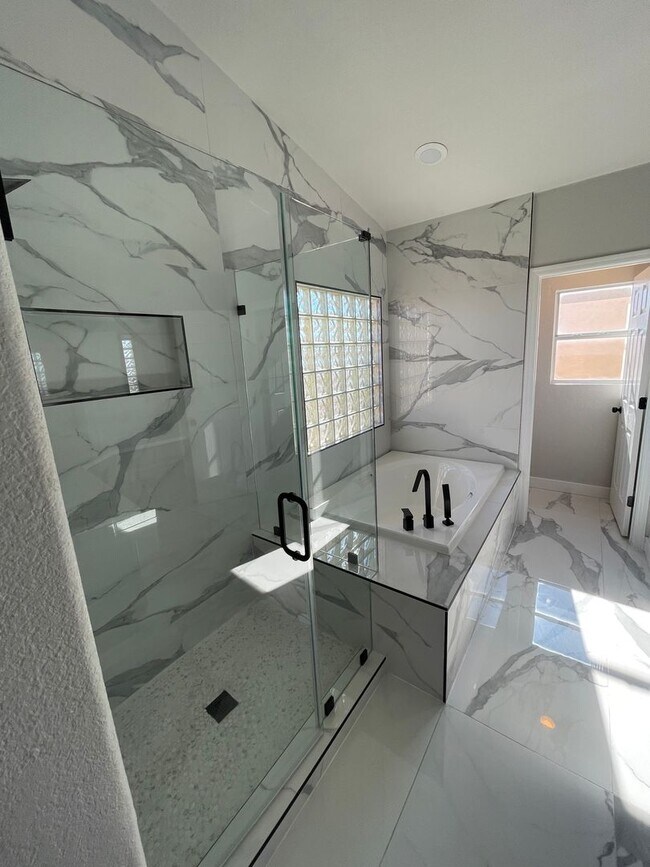 Building Photo - Beautiful 4 bedroom home located in the Sh...