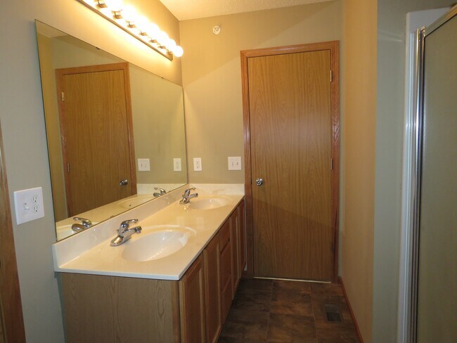 Building Photo - 3bd 2ba 2car garage town home $2295/mo+ utilities